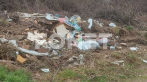 Ukloniti divlju deponiju